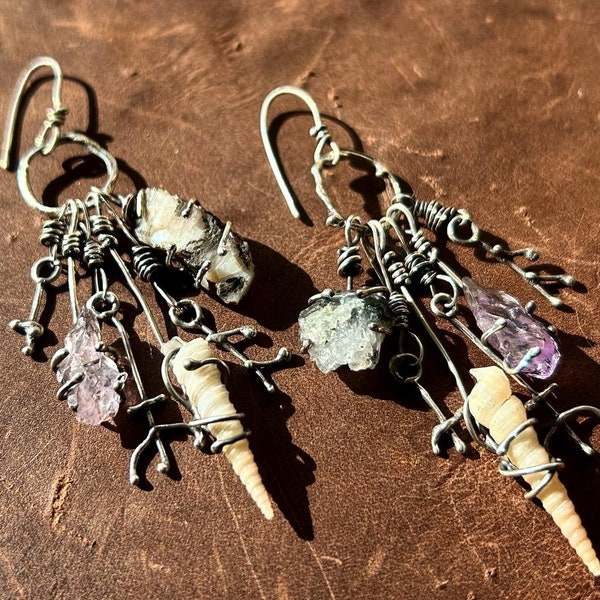 Runes | Boucles d'oreilles chandelier avec améthyste, pierre de lune, coquillage et argent sterling 925