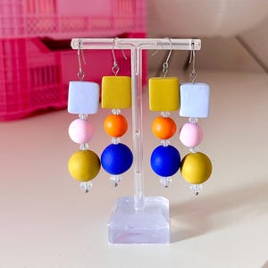 Pendientes de cuentas hechos a mano / Joyas de arcilla polimérica de colores llamativos / Aretes para verano / Joyas de figuras geométricas
