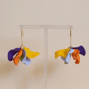Pendientes de pétalos hechos a mano de arcilla polimérica / Pendientes divertidos y coloridos / Pendientes Originales / Ideal para regalo