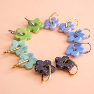 Pendientes de flores hechos a mano con cerámica: joyas delicadas edición limitada