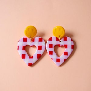 Pendientes de corazón vichy y smiley hechos a mano: joyas de arcilla polimérica estilo picnic