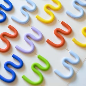 Pendientes onda de arcilla polimérica / Pendientes hecho a mano / Pendientes coloridos y llamativos / Pendientes grandes / Aro espiral