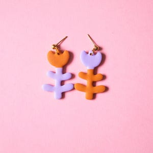 Pendientes de florecitas asimétricos / Pendientes hechos a mano de arcilla / Pendientes alegres y coloridos / Idea de regalo original