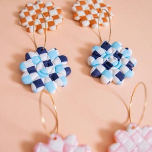 Pendientes de aro y flores hechos a mano con arcilla polimérica: joyas coloridas y originales