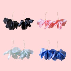 Pendientes de pétalos hechos a mano de arcilla polimérica / Accesorio invitada / Joyas delicadas / Pendientes para ocasión especial