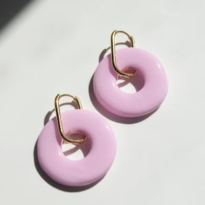 Pendientes básicos Rosquilla/ Pendientes de arcilla polimérica y resina handmade/ Pendientes con aro rectangular de acero inoxidable Rosa chicle