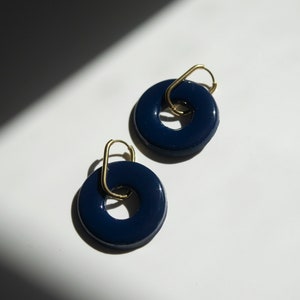 Pendientes básicos Rosquilla/ Pendientes de arcilla polimérica y resina hechos a mano/ Pendientes con aro rectangular de acero inoxidable Azul Windsor