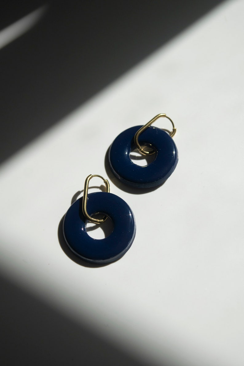 Pendientes básicos Rosquilla/ Pendientes de arcilla polimérica y resina hechos a mano/ Pendientes con aro rectangular de acero inoxidable Azul Windsor