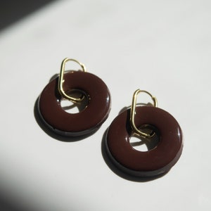 Pendientes básicos Rosquilla/ Pendientes de arcilla polimérica y resina handmade/ Pendientes con aro rectangular de acero inoxidable Marrón chocolate