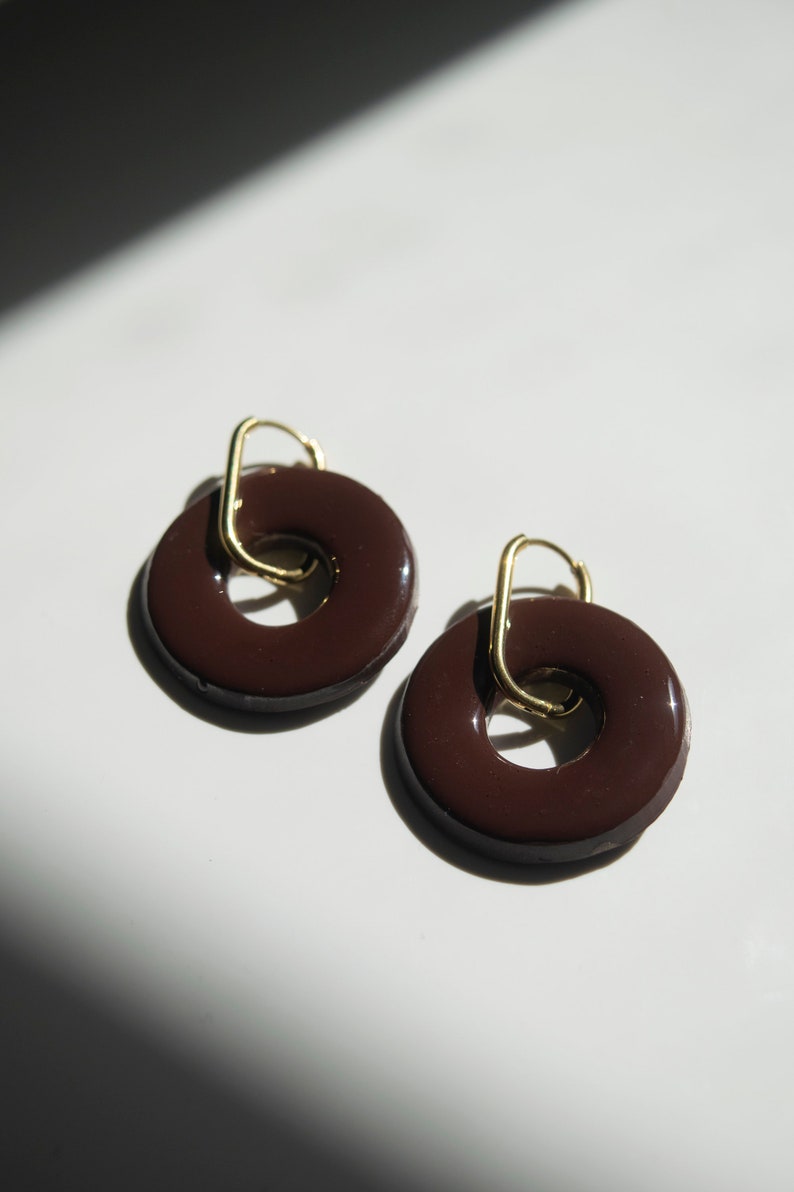 Pendientes básicos Rosquilla/ Pendientes de arcilla polimérica y resina hechos a mano/ Pendientes con aro rectangular de acero inoxidable Marrón chocolate