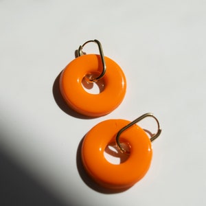 Pendientes básicos Rosquilla/ Pendientes de arcilla polimérica y resina handmade/ Pendientes con aro rectangular de acero inoxidable Naranja