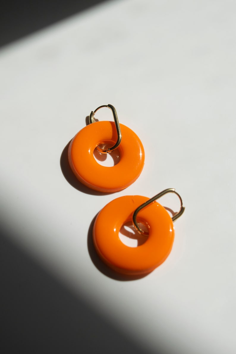 Pendientes básicos Rosquilla/ Pendientes de arcilla polimérica y resina hechos a mano/ Pendientes con aro rectangular de acero inoxidable Naranja