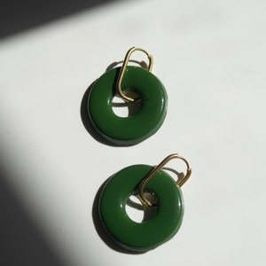 Pendientes básicos Rosquilla/ Pendientes de arcilla polimérica y resina hechos a mano/ Pendientes con aro rectangular de acero inoxidable Verde oliva