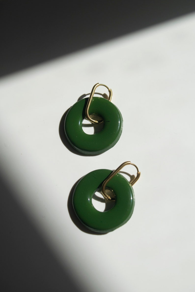 Pendientes básicos Rosquilla/ Pendientes de arcilla polimérica y resina hechos a mano/ Pendientes con aro rectangular de acero inoxidable Verde oliva