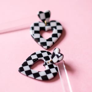 Pendientes corazones damero blanco y negro/ Pendientes de arcilla polimérica handmade/ Pendientes grandes originales