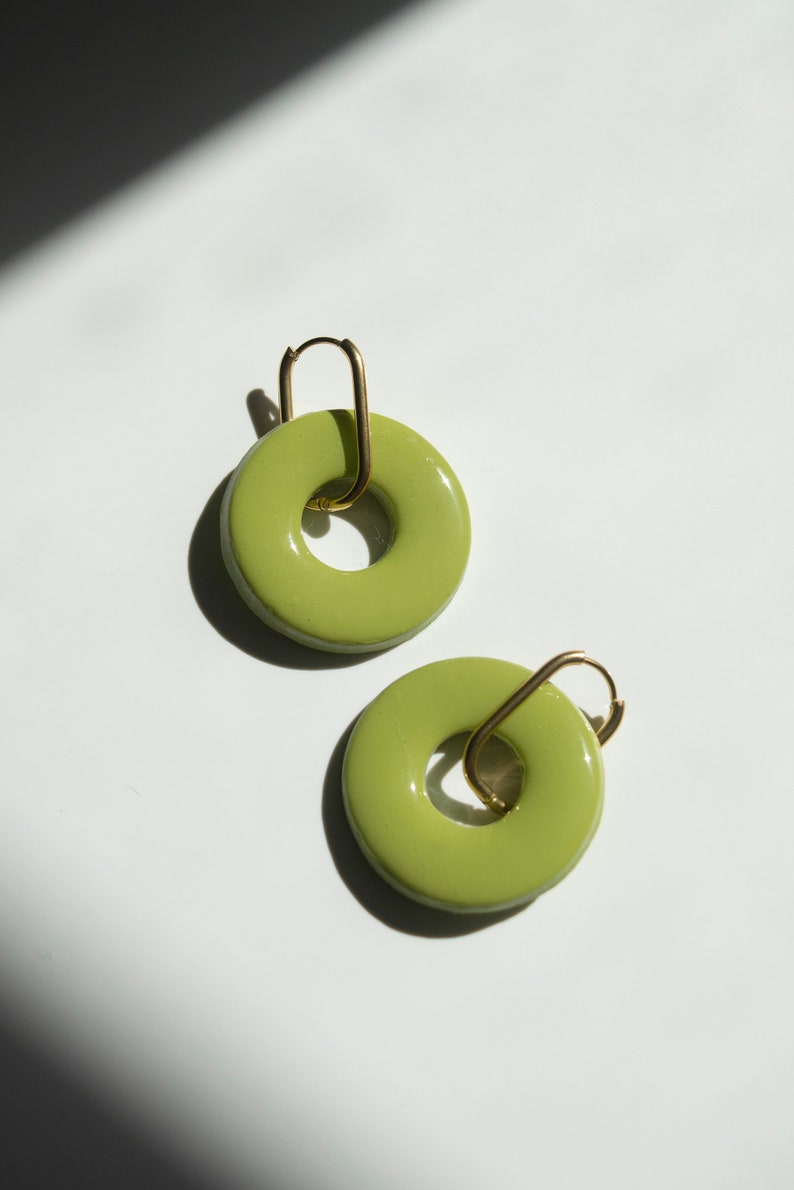 Pendientes básicos Rosquilla/ Pendientes de arcilla polimérica y resina handmade/ Pendientes con aro rectangular de acero inoxidable Verde pistacho