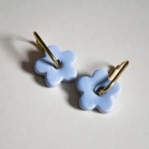 Pendientes hechos a mano de cerámica / Pendientes, Charm forma de flor azul / Pendientes esmaltados de arcilla con aro de acero inoxable