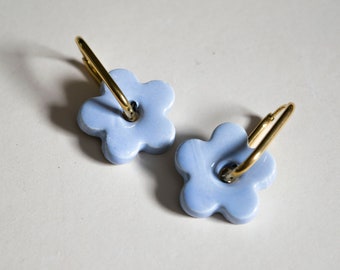 Pendientes hechos a mano de cerámica / Pendientes con forma de flor azul / Pendientes esmaltados de arcilla con aro de acero inoxidable