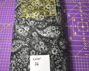 Tissu de support de 108 po. pour quilting QSQ - Noir avec motif floral cachemire