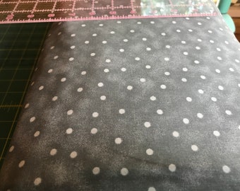 Tissu arrière de 108 po. de large - POIS GRIS
