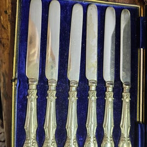 Sechsteiliges Set antike Buttermesser mit silbernem Griff