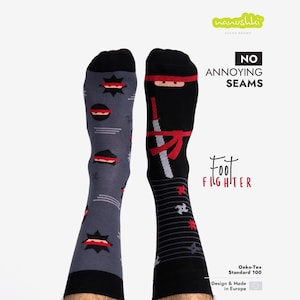 Ninja Socken – Lustige Schwarze Baumwollsocken mit Ninjas und Shuriken, Originelles Unisex Geschenk für Kampfsport, Anime und Japan Fans
