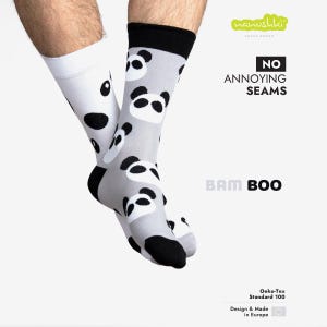 Könnte beinhalten: Bambussocken mit einem Panda-Bären-Muster. Eine Socke ist weiß mit schwarzen Panda-Gesichtern, die andere ist grau mit schwarz-weißen Panda-Gesichtern. Die Socken haben schwarze Fersen und Zehen, mit dem Text "BAM BOO".