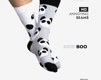 Könnte beinhalten: Bambussocken mit einem Panda-Bären-Muster. Eine Socke ist weiß mit schwarzen Panda-Gesichtern, die andere ist grau mit schwarz-weißen Panda-Gesichtern. Die Socken haben schwarze Fersen und Zehen, mit dem Text "BAM BOO".