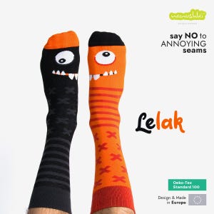 Puede incluir: Dos calcetines novedosos, uno negro con una cara de monstruo y el otro naranja con una cara de monstruo. El calcetín naranja tiene rayas rojas y X rojas. El calcetín negro tiene rayas grises y X grises. El texto en la imagen dice "say NO to ANNOYING seams" y "Lelak".