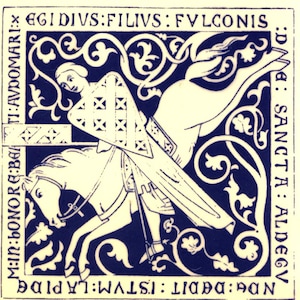 Può includere: Una piastrella quadrata con un'illustrazione blu scuro e crema di un cavaliere a cavallo che regge uno scudo con motivo a griglia. Il bordo contiene il testo latino EGI DIVIS:FILIVS:FVLCONIS:D:SANCTA:ALDEGONDA:DEDIT:ISTVM:LAPIDEM:IN:HONORE:BEATI:AVDOMARI.