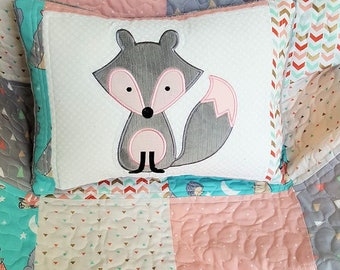 Handgemaakte babyquilt met appliqué vos, bosrijke kinderkamerdecoratie, kussenset