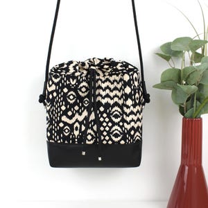 Beuteltasche "BETH" / Festivaltasche, Crossbody Tasche, Schultertasche, Umhängetasche, Tasche klein / Vegan, Kunstleder, Schwarz, Boho