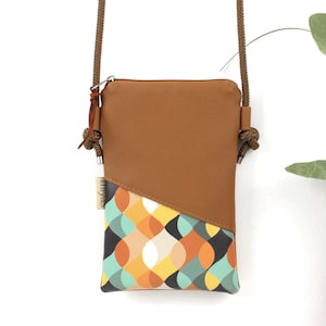 Handytasche zum Umhängen "TWIGGY" / Handytasche mit Kordel, Umhängetasche Handy, Crossbody Handytasche / Vegan, Kunstleder, Braun, Cognac