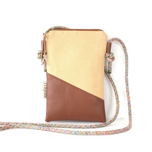 Handytasche zum Umhängen "MANJA/ Handytasche mit Kordel, Umhängetasche Handy, Crossbody Handytasche / Vegan, Kunstleder, Braun, Gelb