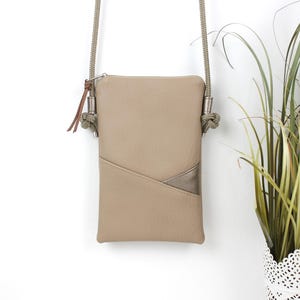 Handytasche zum Umhängen "REBECCA" / Handytasche mit Kordel,Umhängetasche Handy,Crossbody Handytasche/Vegan, Lederimitat, Taupe