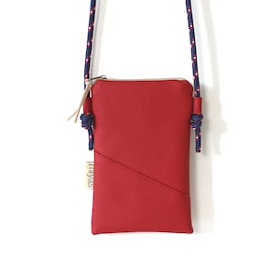 Handytasche zum Umhängen "RENNA" / Handytasche mit Kordel, Umhängetasche Handy, Crossbody Handytasche / Vegan, Kunstleder, Rot, Kirschrot