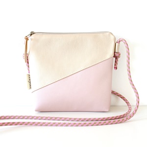 Umhängetasche "MALLOW" / Festivaltasche, Crossbody Tasche, Umhängetasche klein, Schultertasche / Vegan, Kunstleder, Perlmutt Metallic, Rosa