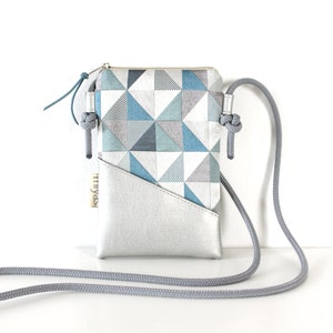 Handytasche zum Umhängen "CORA" / Handytasche mit Kordel, Umhängetasche Handy, Crossbody Handytasche / Vegan, Kunstleder, Silber, Dreiecken