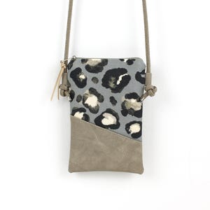 Handytasche zum Umhängen "IRIS" / Handytasche mit Kordel, Umhängetasche Handy, Crossbody Handytasche / Vegan, Kunstleder,Grau,Leomuster