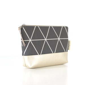 Kosmetiktasche "DORA" / Schminktasche, Make Up Tasche, Necessaire, Etui /vegan, Kunstleder perlmutt metallic, Wachstuch innen, Dreicken grau
