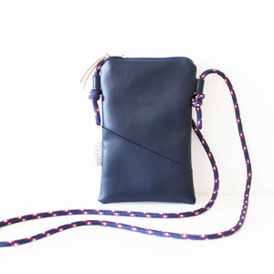Handy-Umhängetasche "TESSA" / Handytasche, Umhängetasche, Handyhülle, Partytasche, Etui /vegan, Kunstleder dunkelblau, diagonal, Kordel