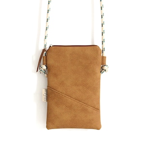 Handytasche zum Umhängen "TONI" / Handytasche mit Kordel, Umhängetasche Handy, Crossbody Handytasche / Vegan, Kunstleder, Camel, Handykordel
