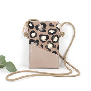 Handytasche zum Umhängen "MINKA" / Handytasche mit Kordel, Umhängetasche Handy, Crossbody Handytasche / Vegan, Kunstleder, Rosa, Leomuster