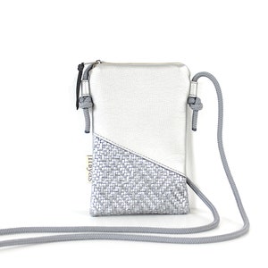 Handytasche zum Umhängen "SILVI" / Handytasche mit Kordel, Umhängetasche Handy, Crossbody Handytasche, Festival / Vegan, Kunstleder, Silber