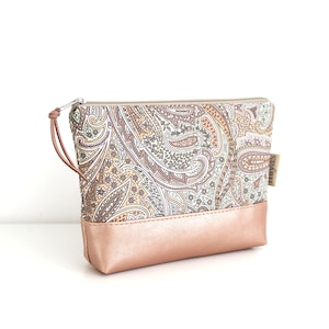 Kosmetiktasche "LORNA" / Schminktasche, Make Up Tasche, Necessaire, Täschchen, Etui / vegan, Kunstleder Roségold, Paisley, Wachstuch innen