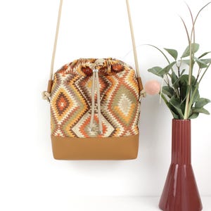 Beuteltasche "MAGA" / Festivaltasche, Crossbody Tasche, Schultertasche, Umhängetasche, Tasche klein / Vegan, Kunstleder, Braun, Hippie, Boho