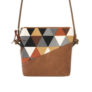 Umhängetasche "BRUNO" / Festivaltasche, Crossbody Tasche, Umhängetasche klein, Schultertasche / Vegan, Kunstleder, Braun, Dreiecken, Kordel