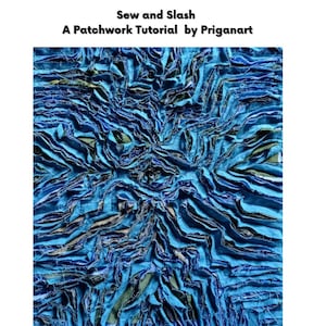 Könnte beinhalten: Eine Nahaufnahme einer blauen Patchwork-Decke aus zusammengenähten Stoffstreifen. Der Stoff ist in einem wirbelnden Muster angeordnet, wodurch ein strukturiertes und abstraktes Design entsteht.