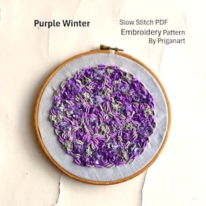 Pode incluir: Um bastidor de bordado com um design costurado detalhado em roxo e cinza. O texto "Purple Winter" está acima do design, e "Slow Stitch PDF Embroidery Pattern By Priganart" está à direita.