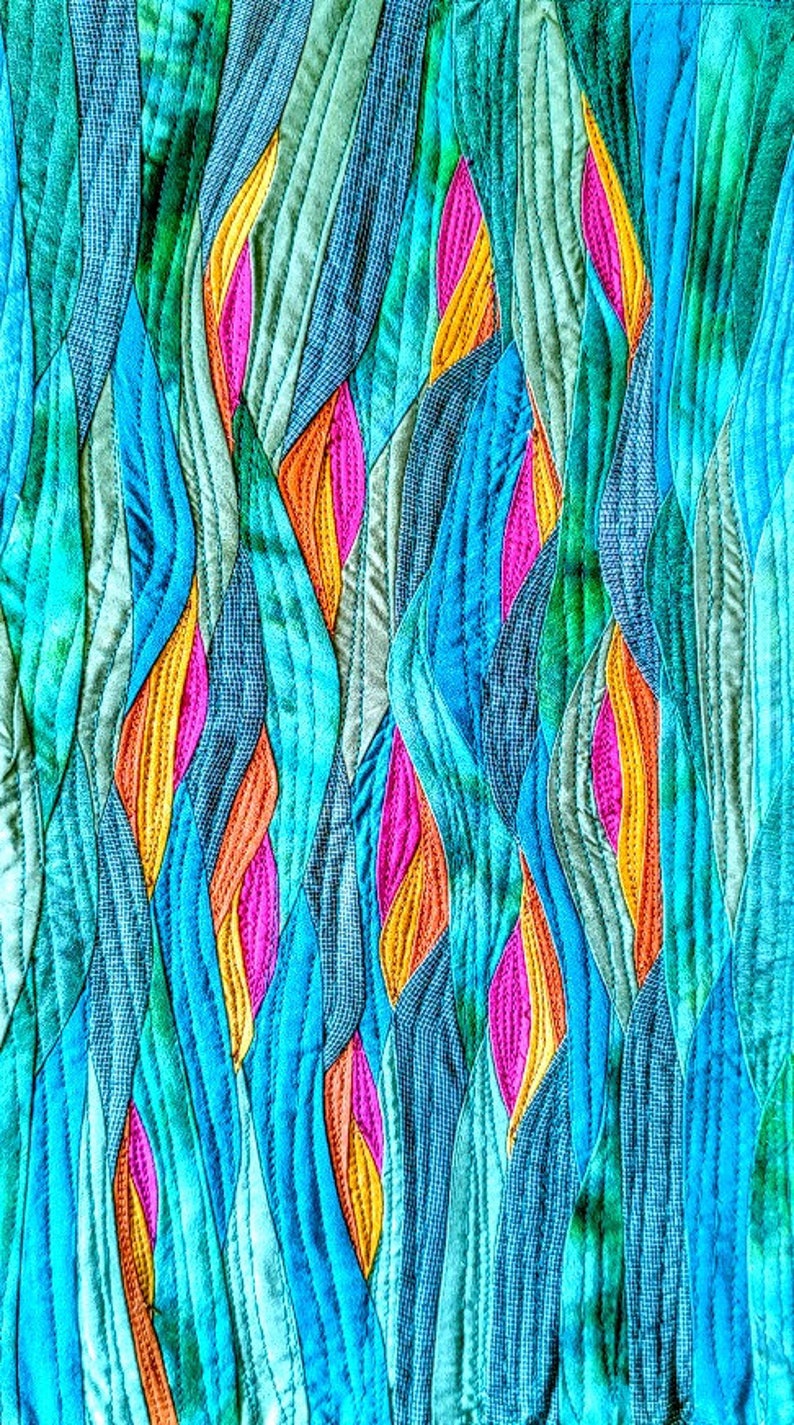 Peut inclure: Couverture abstraite avec un motif de bandes de tissu ondul&eacute;es et superpos&eacute;es de couleur bleue, verte, orange et rose.